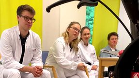Medizinstudierende nehmen an der Untersuchung einer Patientin teil.